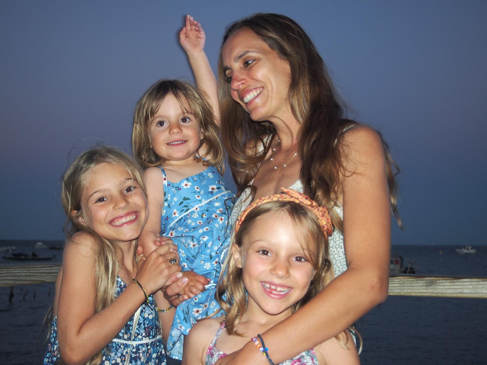 Edel, ses sœurs et sa maman au coucher du soleil