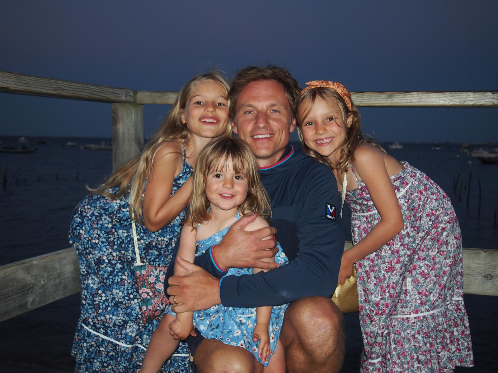 Edel, ses sœurs et son papa au bord de l'eau