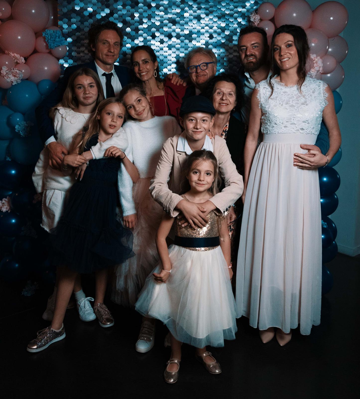 Edel et sa famille lors d'une célébration