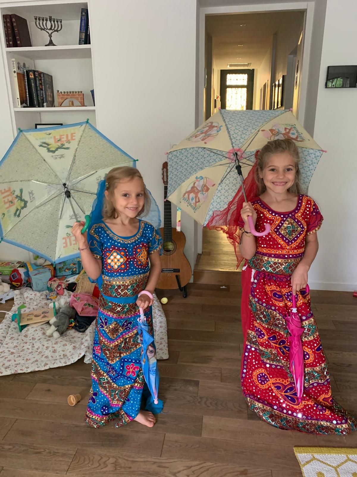 Edel et sa sœur en tenues colorées