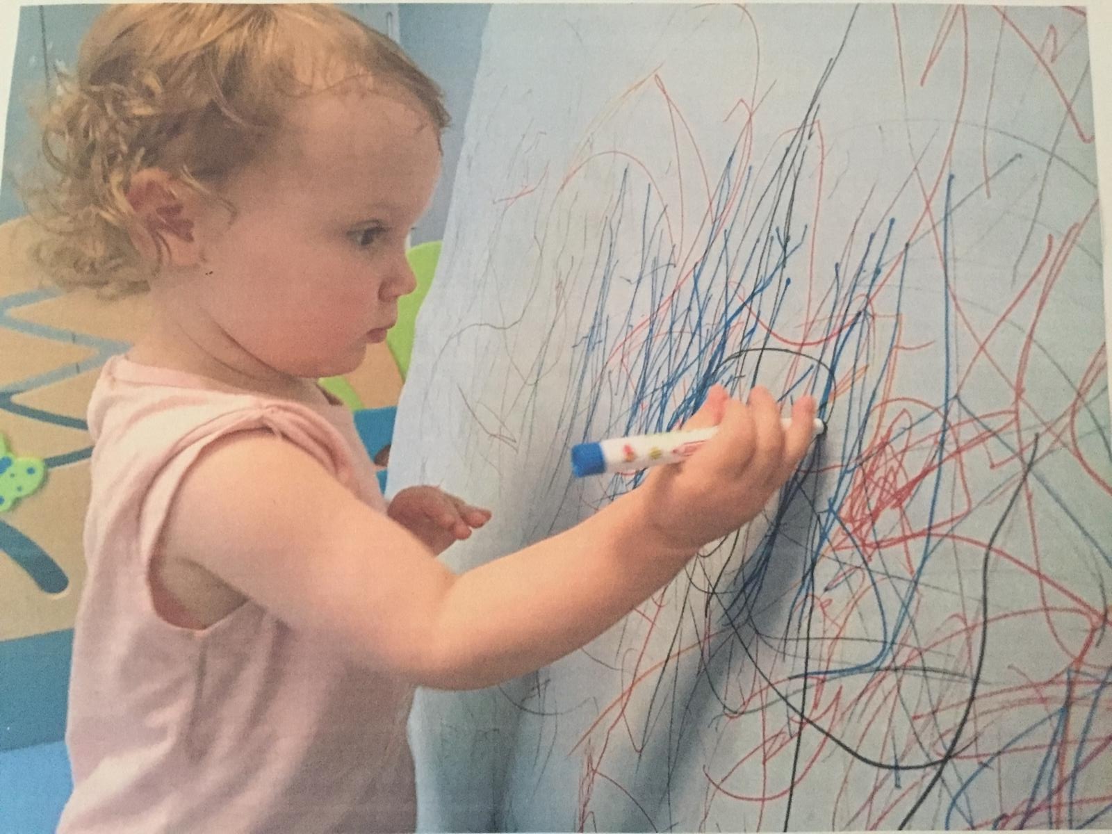 Edel bébé en train de dessiner