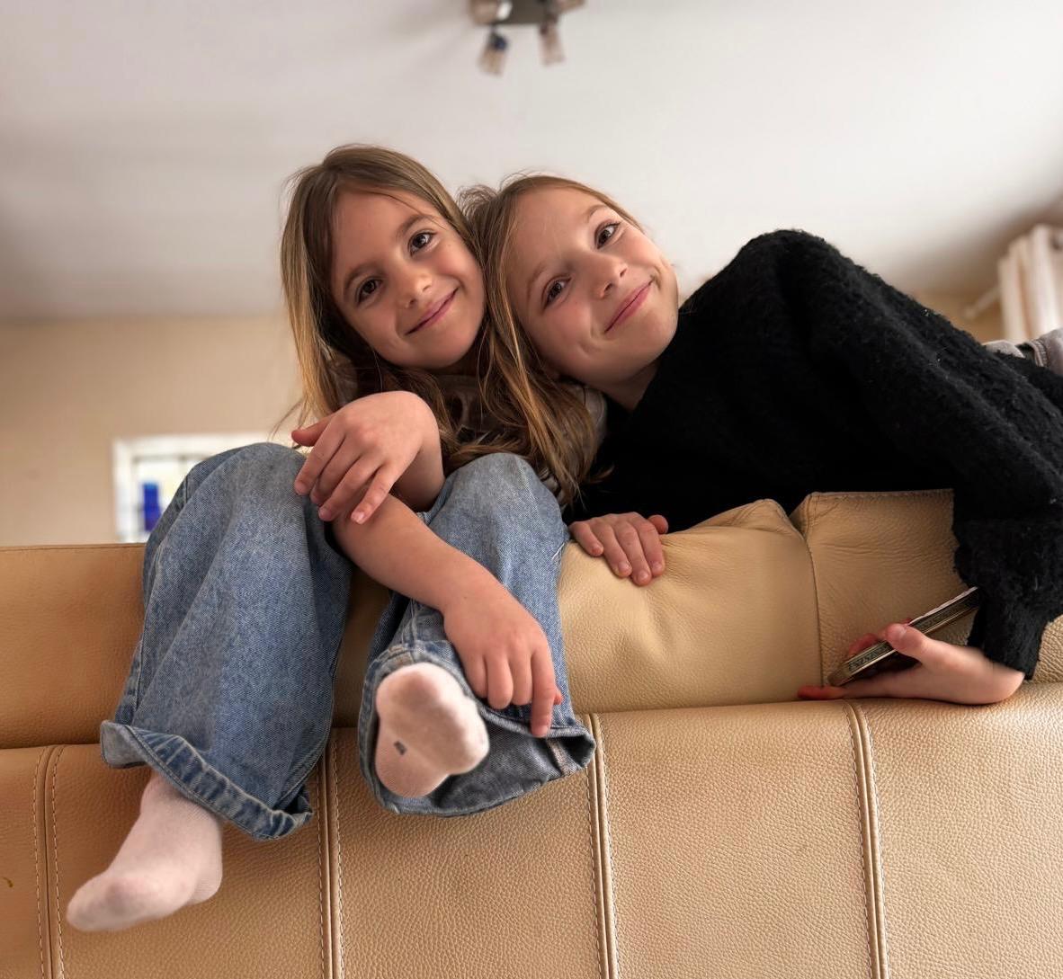 Edel et son amie sur le canapé