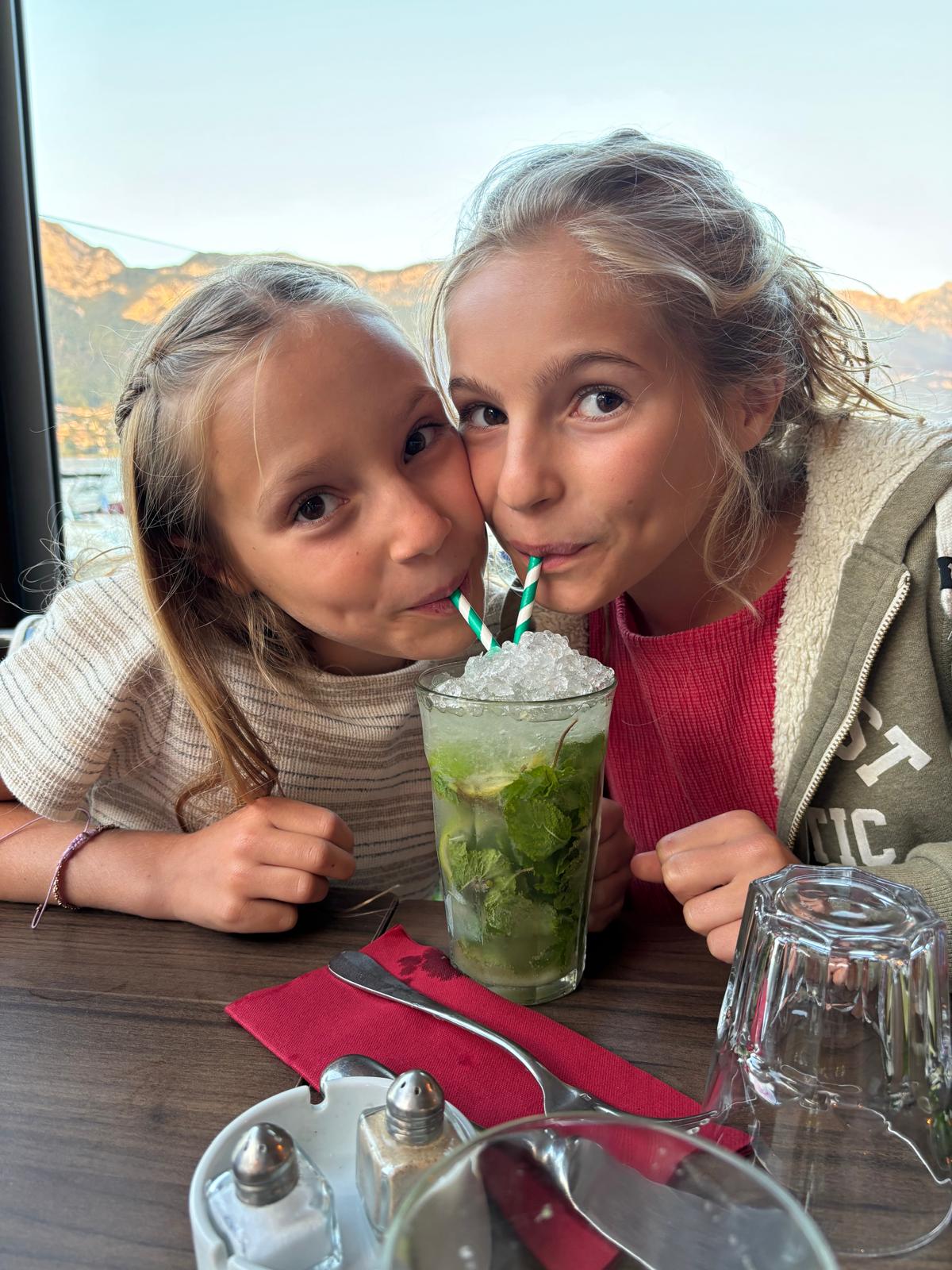 Edel et son amie partageant un mojito