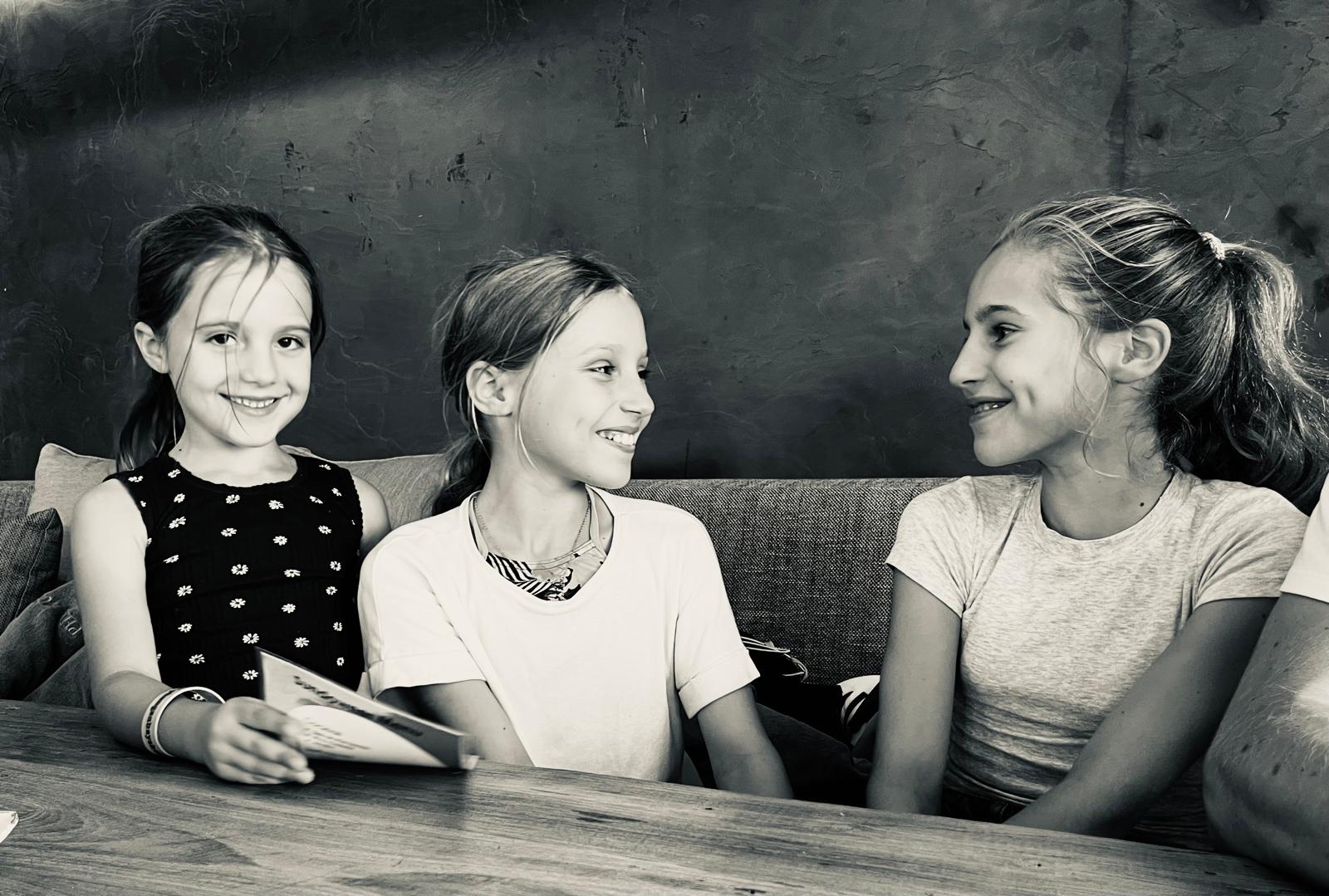 Edel et ses amies au restaurant en noir et blanc