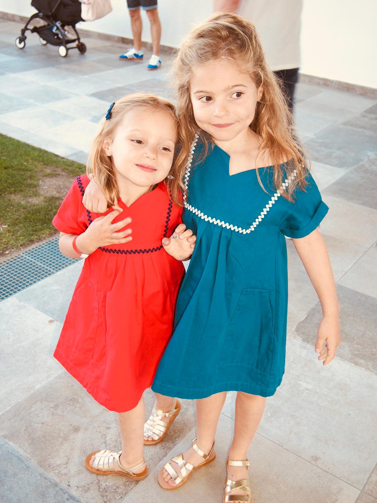 Edel et sa sœur, robes colorées