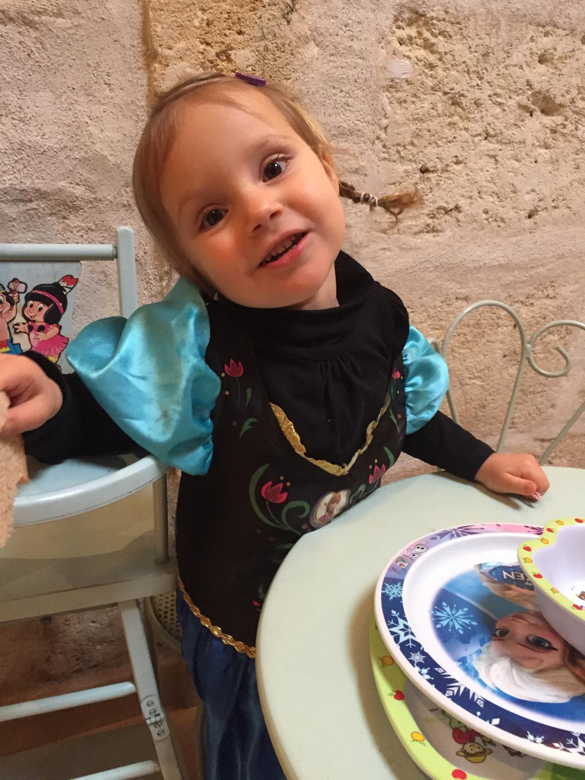Edel petite en costume de princesse