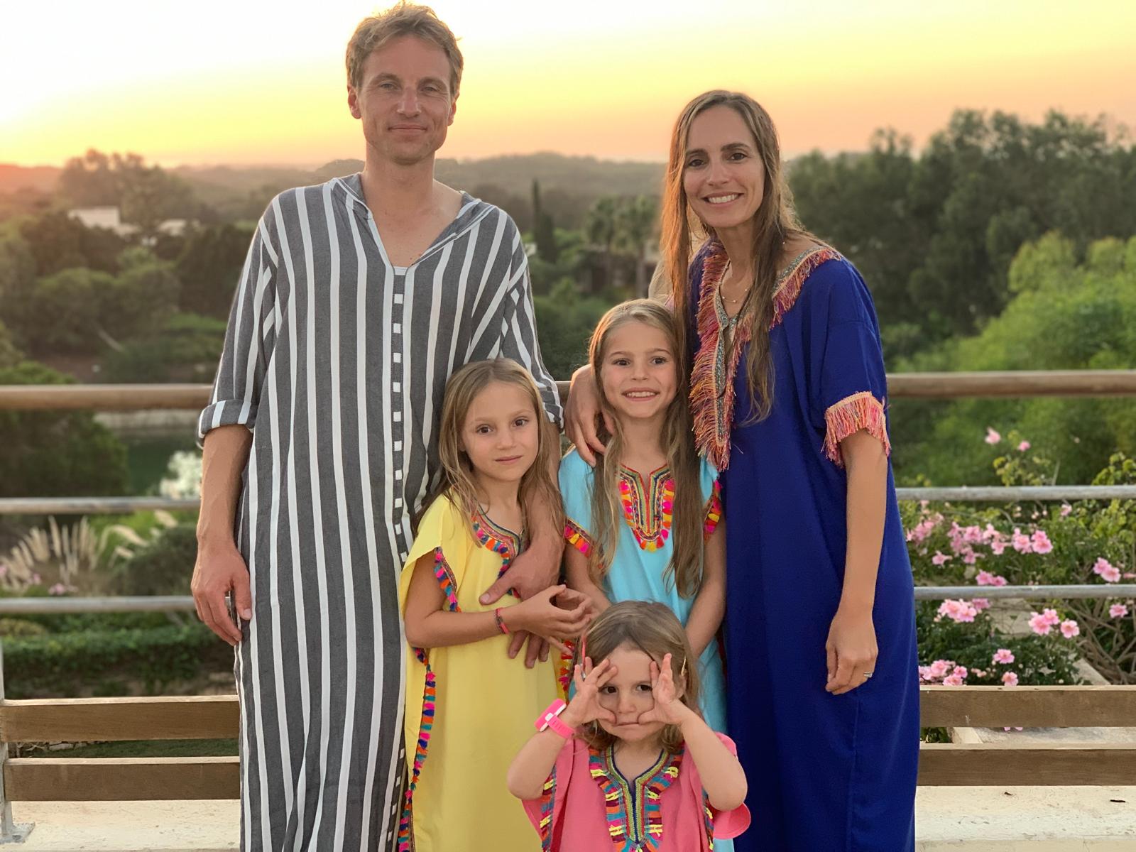 Edel et sa famille en tuniques colorées au coucher du soleil