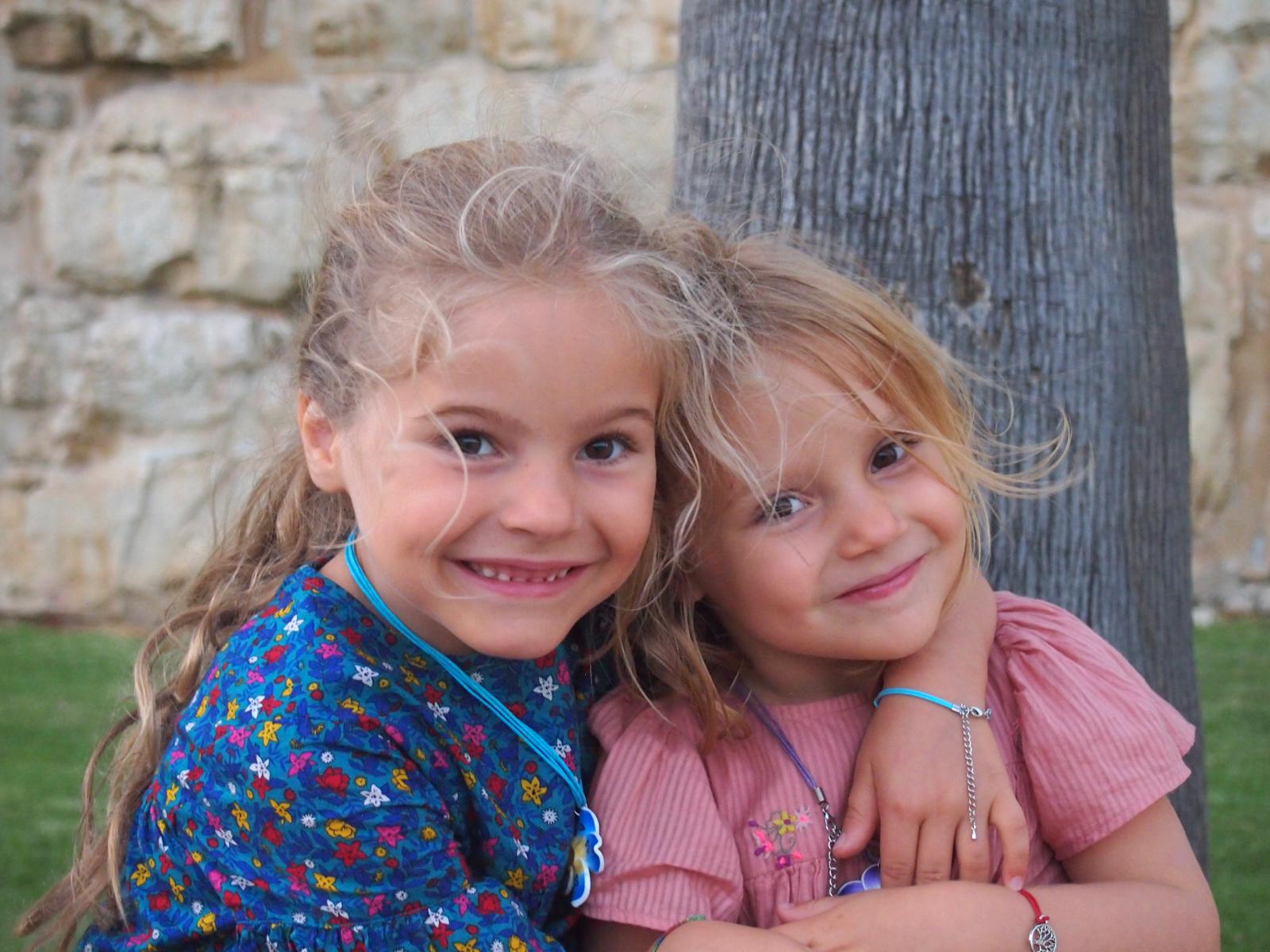 Edel et sa sœur enfants dans un jardin