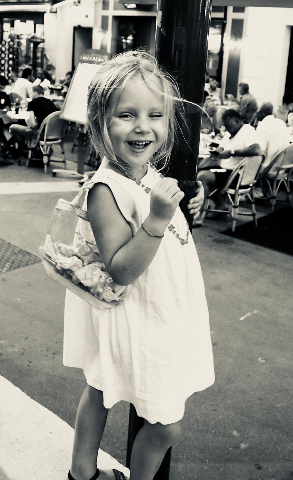 Edel souriante en robe blanche