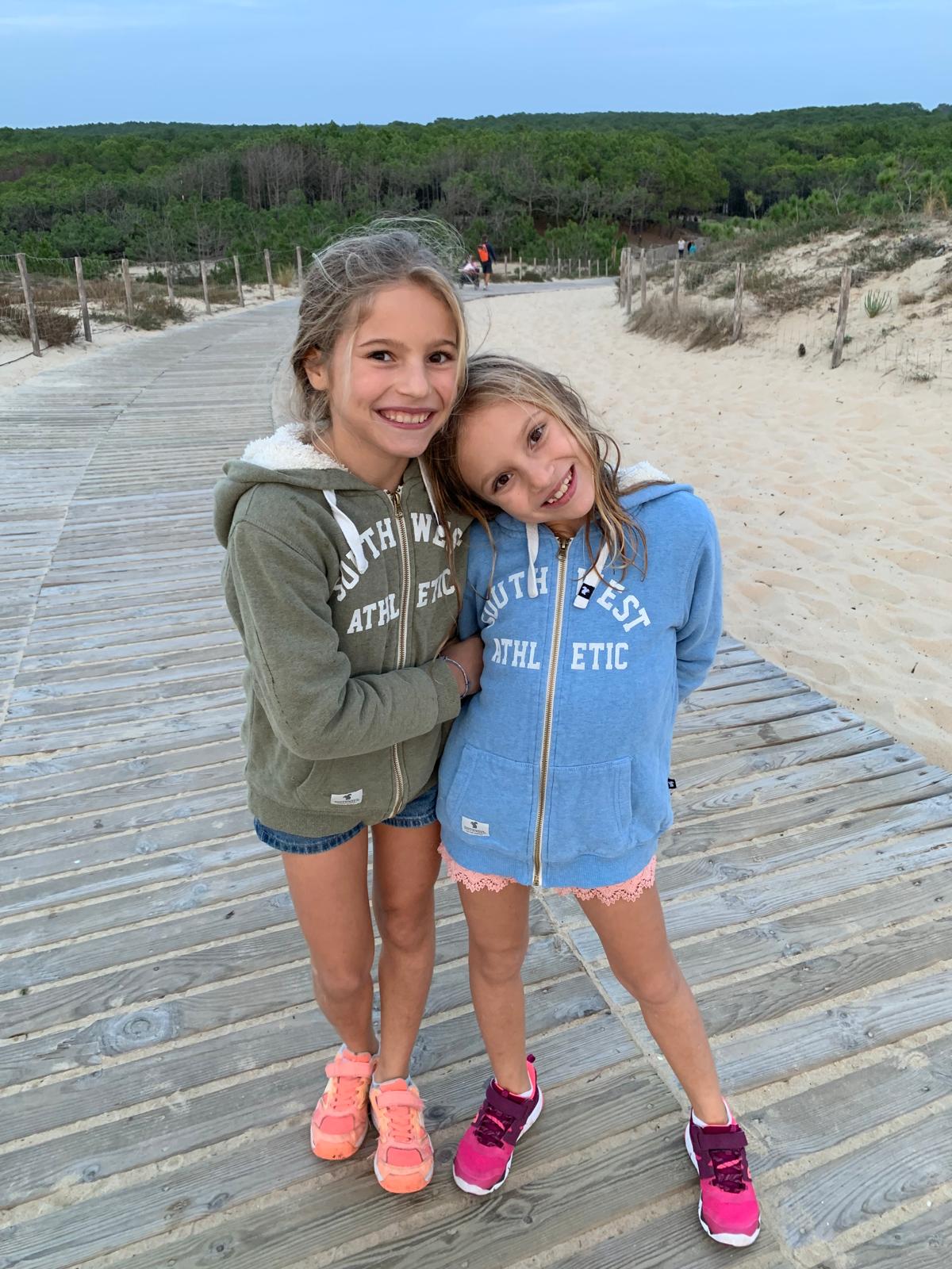 Edel et sa sœur sur la plage